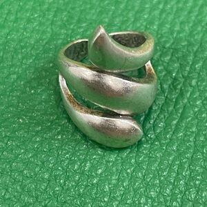 Great silver tone adjustable ring!!